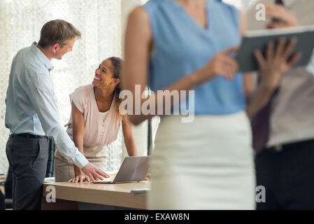 Professionelle Zusammenarbeit kann Spaß machen. Stockfoto
