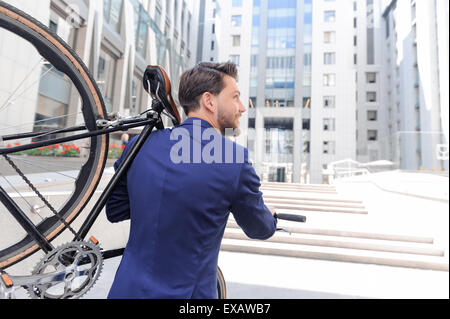 Netter Mann Betrieb Fahrrad Stockfoto
