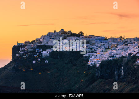 Imerovigli ist eine kleine Stadt zwischen Fira und Oia auf Santorin, einer der Kykladen im Ägäischen Meer, Griechenland. Stockfoto