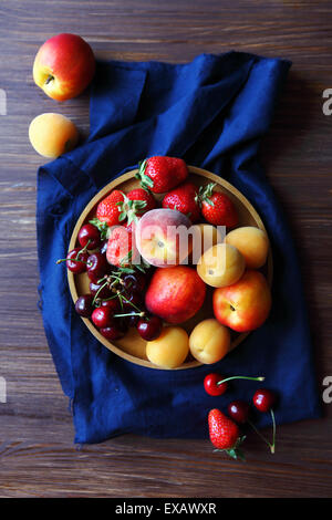 Draufsicht der frischen sommerlichen Früchten (Erdbeeren, Aprikosen, Kirsche) Stockfoto