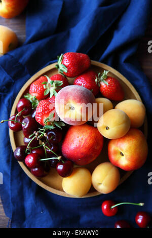 frische Pfirsiche und Früchte Closeup, Ansicht von oben Stockfoto