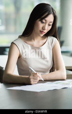Büroangestellter Papierkram zu tun Stockfoto