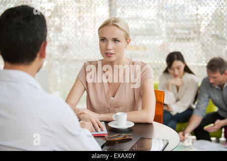 Profis mit zufälligen Begegnung in café Stockfoto