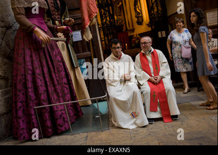 Im gotischen Viertel von Barcelona warten ein Priester und seine Messdiener für Fahrzeuge, anlässlich des Heiligen Christoph gesegnet zu sein Stockfoto