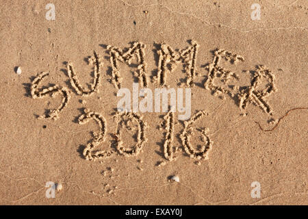 Sommer 2016 geschrieben auf dem Sand in den Strahlen der Sonne, als Kulisse Stockfoto