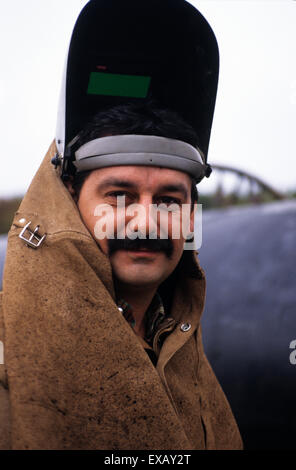 Slowakei. Gas-Pipeline Arbeiter in Schutzkleidung Leder Schweißen Visier. Stockfoto