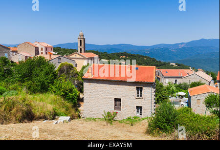 Korsischen Dorf Landschaft, Leben, Häuser und Glockenturm. Petreto-Bicchisano, Korsika, Frankreich Stockfoto