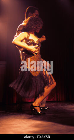 Buenos Aires, Argentinien. Paare tanzen den Tango auf der Bühne. Stockfoto