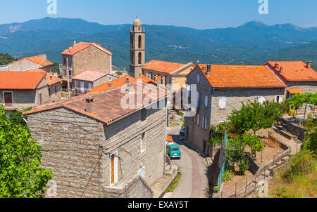 Kleinen korsischen Dorf Landschaft, Leben, Häuser und Glockenturm. Petreto-Bicchisano, Korsika, Frankreich Stockfoto