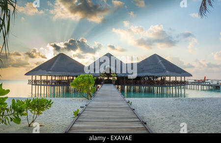 Steg führt um zu overwater Restaurant Resort Hotels und Anreise Stockfoto