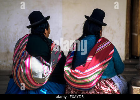 Cusco, Peru. Zwei Frauen in traditionellen Bowler-Hüte und bunte Tracht. Stockfoto