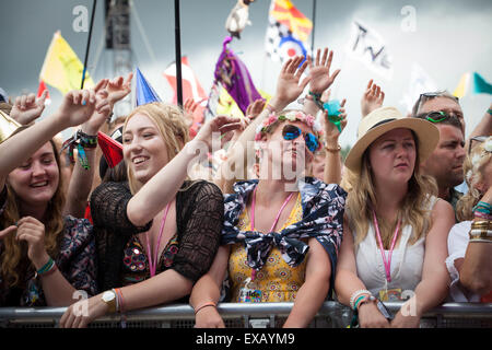 Menge an der Pyramide Bühne, Glastonbury Musikfestival, Somerset UK 2015 Stockfoto