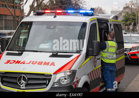 Neue South Wales Krankenwagen zu einem Notfall in Lee Street, Sydney, Australien. Sanitäter, die Kontrolle über seinen Patienten. Stockfoto