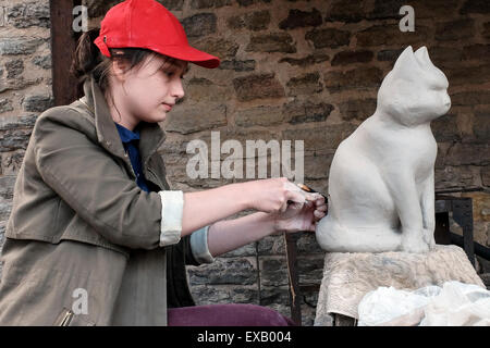 Narva, Keramik Filmfestival in einem Schloss in Narva. 10. Juli 2015. Svetlana, eine Keramik-Meister aus Minsk, Weißrussland, arbeitet an ihrer Katze Skulptur beim internationalen Festival der Töpferei in einem Schloss in Narva, am 10. Juli 2015. Keramik-Meister aus Estland, Russland und Weißrussland zeigen ihre Werke des 17. Jahrhunderts Keramik Technik beim internationalen Festival der Keramik, die an eine mittelalterliche Burg von Narva, die drittgrößte Stadt Estlands stattfindet, vom 9. Juli bis 12. Bildnachweis: Sergei Stepanov/Xinhua/Alamy Live-Nachrichten Stockfoto