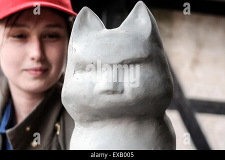 Narva, Keramik Filmfestival in einem Schloss in Narva. 10. Juli 2015. Svetlana, eine Keramik-Meister aus Minsk, Weißrussland, arbeitet an ihrer Katze Skulptur beim internationalen Festival der Töpferei in einem Schloss in Narva, am 10. Juli 2015. Keramik-Meister aus Estland, Russland und Weißrussland zeigen ihre Werke des 17. Jahrhunderts Keramik Technik beim internationalen Festival der Keramik, die an eine mittelalterliche Burg von Narva, die drittgrößte Stadt Estlands stattfindet, vom 9. Juli bis 12. Bildnachweis: Sergei Stepanov/Xinhua/Alamy Live-Nachrichten Stockfoto
