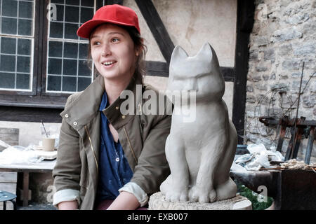 Narva, Keramik Filmfestival in einem Schloss in Narva. 10. Juli 2015. Svetlana, eine Keramik-Meister aus Minsk, Weißrussland, posiert mit ihrer Katze Skulptur während der Berlinale Keramik in einem Schloss in Narva, am 10. Juli 2015. Keramik-Meister aus Estland, Russland und Weißrussland zeigen ihre Werke des 17. Jahrhunderts Keramik Technik beim internationalen Festival der Keramik, die an eine mittelalterliche Burg von Narva, die drittgrößte Stadt Estlands stattfindet, vom 9. Juli bis 12. Bildnachweis: Sergei Stepanov/Xinhua/Alamy Live-Nachrichten Stockfoto