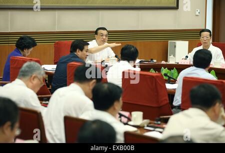 Peking, China. 9. Juli 2015. Der chinesische Ministerpräsident Li Keqiang leitet eine Konferenz über die wirtschaftliche Situation in Peking, Hauptstadt von China, 9. Juli 2015. Chinesische Vize-Premier Zhang Gaoli nahmen ebenfalls an der Konferenz. © Yao Dawei/Xinhua/Alamy Live-Nachrichten Stockfoto