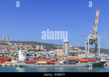Panoramablick über die Stadt Haifa vom Hafen von Haifa dock mit Containerschiff und Carmel Berg im Hintergrund Stockfoto