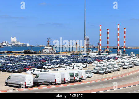 Reihen von Neuwagen in ein internationaler Hafen geparkt Stockfoto