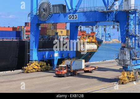 Internationalen Mega-Container Schiff entladen der Container am LKW Servicestellen Stockfoto