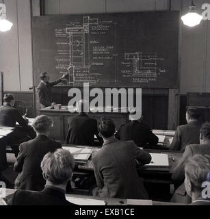 1950er-Jahren, historische, inneren Bild der jungen männlichen Studierenden gelehrt engineering auf der Schulbank. Stockfoto