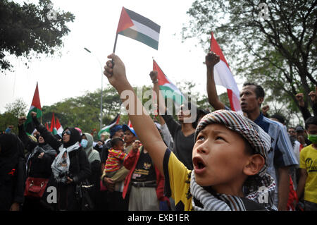 Jakarta, Indonesien. 10. Juli 2015. Hunderte von indonesischen Muslime Al-Quds-Tag zu gedenken, indem wir die Unterstützung für die Palestina und verurteilt Israel vor der US-Botschaft, Jakarta, 10. Juli 2015. Bildnachweis: Dani Daniar/Alamy Live-Nachrichten Stockfoto