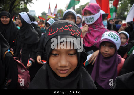 Jakarta, Indonesien. 10. Juli 2015. Hunderte von indonesischen Muslime Al-Quds-Tag zu gedenken, indem wir die Unterstützung für die Palestina und verurteilt Israel vor der US-Botschaft, Jakarta, 10. Juli 2015. Bildnachweis: Dani Daniar/Alamy Live-Nachrichten Stockfoto