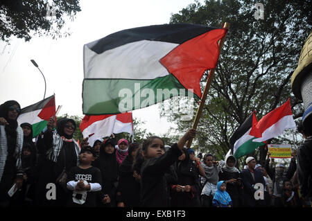 Jakarta, Indonesien. 10. Juli 2015. Hunderte von indonesischen Muslime Al-Quds-Tag zu gedenken, indem wir die Unterstützung für die Palestina und verurteilt Israel vor der US-Botschaft, Jakarta, 10. Juli 2015. Bildnachweis: Dani Daniar/Alamy Live-Nachrichten Stockfoto