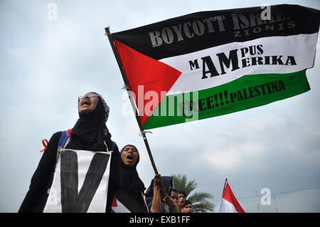 Jakarta, Indonesien. 10. Juli 2015. Hunderte von indonesischen Muslime Al-Quds-Tag zu gedenken, indem wir die Unterstützung für die Palestina und verurteilt Israel vor der US-Botschaft, Jakarta, 10. Juli 2015. Bildnachweis: Dani Daniar/Alamy Live-Nachrichten Stockfoto