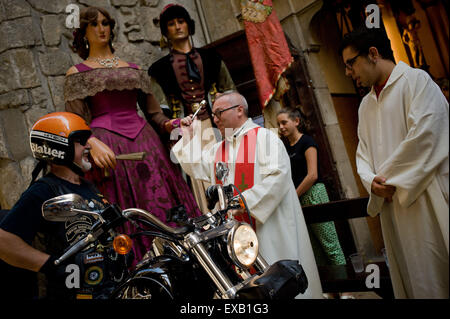 Barcelona, Katalonien, Spanien. 10. Juli 2015. Im gotischen Viertel von Barcelona segnet ein Priester ein Motorradfahrer und seine Harley Davidson anlässlich Saint Christopher Day am 10. Juli 2015. Saint Christopher ist Schirmherr der Fahrzeuge und Fahrer und den ganzen Tag Tradition, alle Fahrzeug nähert sich die Kapelle des Heiligen Christophorus in der Altstadt von Barcelona zu segnen. Bildnachweis: Jordi Boixareu/ZUMA Draht/Alamy Live-Nachrichten Stockfoto