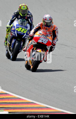 Hohenstein-Ernstthal, Deutschland. 10. Juli 2015. Italienischen MotoGP-Pilot Valentino Rossi von Movistar Yamaha MotoGP-Team (hinten) und spanische MotoGP-Fahrer Dani Pedrosa Repsol Honda Team im zweiten freies Training in der Motorrad-Grand-Prix auf dem Sachsenring in Hohenstein-Ernstthal, Deutschland, 10. Juli 2015. Foto: JAN WOITAS/DPA/Alamy Live-Nachrichten Stockfoto