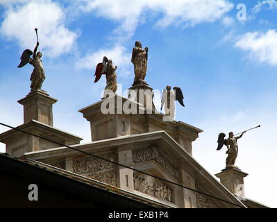 Heiligen und göttlichen Statuen an der Oberseite einer Kirche in Mailand, Italien Stockfoto