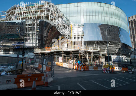 New Street Station, Birmingham, UK. 9. Juli 2015 Foto. Bauarbeiten weiter durch die Hitzewelle auf neue Straße Stationen Sanierung. Mehr als 170.000 Passagiere nutzen New Street jeden Tag mehr als doppelt so viel, das es entwickelt wurde, um unterzubringen. Das Projekt soll ein größeres, besser, heller und leichter erster Eindruck von der Stadt und der neu transformierten Station wird voraussichtlich abgeschlossen sein und im September 2015 seine Türen öffnen. Bildnachweis: Steve Tucker/Alamy Live-Nachrichten Stockfoto