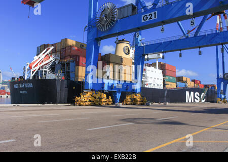 Internationalen Mega-Container Schiff entladen der Container am LKW Servicestellen Stockfoto