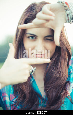 schöne junge Hipster-Frau in der Stadt Stockfoto