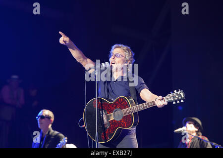 Roger Daltrey von The Who, die Durchführung auf der Pyramide Bühne am 28. Juni 2015 mit Pete Townsend (nicht im Bild) Stockfoto