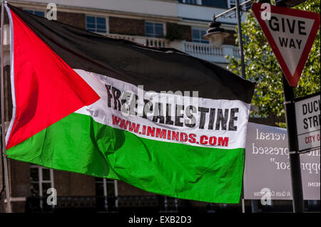 London, UK. 10. Juli 2015.  Demonstranten versammeln sich vor der BBC Gebäude in der Nähe von Oxford Circus zu Beginn der jährlichen Al Quds Day jährliche Demonstration und Kundgebung zur Unterstützung Palästinas. Bildnachweis: Stephen Chung / Alamy Live News Stockfoto