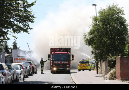 Croydon, Surrey Freitag, 10. Juli 2015 vier Feuer Motoren und rund 20 Feuerwehrleute waren aufgerufen, ein Feuer im Hof des Erbauers auf Fabrik Lane in Croydon heute Nachmittag das Feuer beteiligt rund zwei Tonnen lose verweigern und eine Butan Zylinder die Besatzungen abgekühlt.  Stationsleiter Sally Harper, die am Tatort sagte war: "das Feuer war gut entwickelt, als wir ankamen und unsere Crews hart gearbeitet, um es schnell in den Griff bekommen. Dank ihrer Bemühungen war das Feuer des Erbauers Yard beschränkt, obwohl wir ein Haus in der Nähe nur vorsorglich evakuiert. Bildnachweis: Jason Kay/Alamy Live News Stockfoto