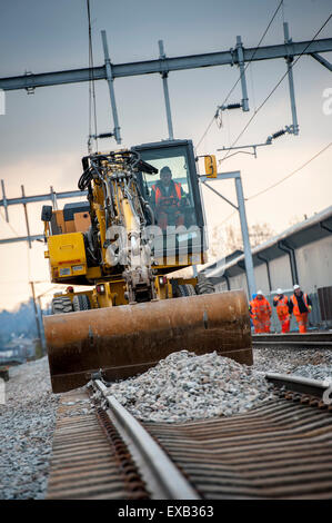 Mit Hilfe eines Straßenfahrzeugs Schiene während Wartungsarbeiten an einem Eisenbahnwagen im Vereinigten Königreich. Stockfoto