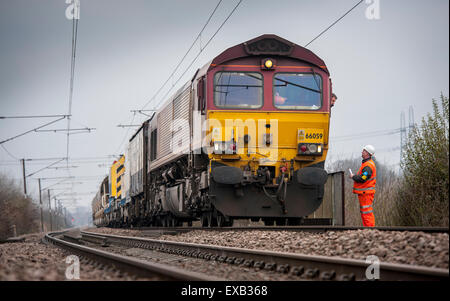 Klasse 66 Lokomotive in Livree Führungsposten EWS für eine Wartung Zug. Stockfoto