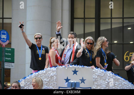 New York, USA. 10. Juli 2015. Abby Wamback und New Yorker Gouverneur Andrew Cuomo auf einen Schwimmer in den World Cup parade in New York City. Bildnachweis: Christopher Penler/Alamy Live-Nachrichten Stockfoto