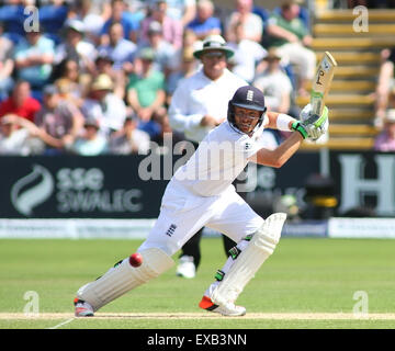 CARDIFF, WALES - Juli 10: Ian Bell von England schlägt den Ball für vier Abfahrten tagsüber drei von dem 1. Investec Asche Test Match zwischen England und Australien im SWALEC Stadion am 10. Juli 2015 in Cardiff, Vereinigtes Königreich. (Foto von Mitchell Gunn/ESPA) *** lokalen Caption *** Ian Bell Stockfoto