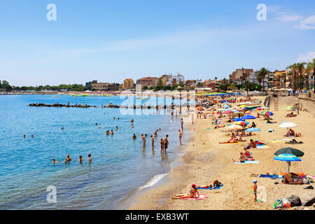 Strand von Giardini Naxos, Messina Bezirk, Sizilien, Italien Stockfoto