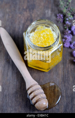 Waben und Honig in Gläsern Stockfoto