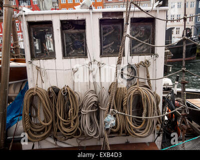 Detail der Seile auf einem traditionellen Boot im Hafenviertel Nyhavn, Kopenhagen, Dänemark Stockfoto