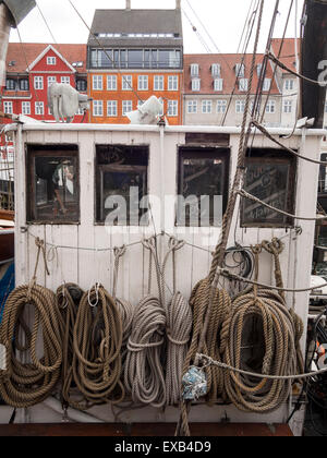 Detail der Seile auf einem traditionellen Boot im Hafenviertel Nyhavn, Kopenhagen, Dänemark Stockfoto
