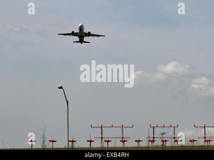 Ein Flugzeug fliegen overhead von Pearson International Airport in Ontario Stockfoto