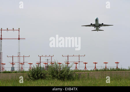 Ein Flugzeug fliegen overhead von Pearson International Airport in Ontario Stockfoto