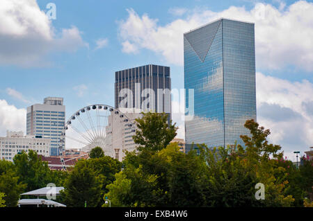 Stadtbild mit Wolkenkratzern und Atlanta Riesenrad Stockfoto
