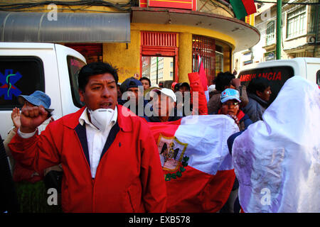 La Paz, Bolivien, 10. Juli 2015. Demonstranten aus dem Gebiet von Potosi während eines Protestes des Bürgerkomitees von Potosi und Unterstützern. Sie sind in La Paz, um von der Regierung die Einhaltung der Wahlversprechen zu fordern, die sie der Region in der Vergangenheit gegeben hat. Die Polizei benutzte Tränengas, um zu verhindern, dass die Demonstranten die Plaza Murillo betreten (wo sich der Präsidentenpalast und die Kongressgebäude befinden), einige Demonstranten wurden wegen der Auswirkungen des Gases in Krankenwagen behandelt. Kredit: James Brunker / Alamy Live News Stockfoto